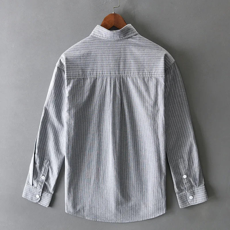 Moda maschile: camicia uomo a maniche lunghe con righe verticali bianche e grigie, look casual chic.