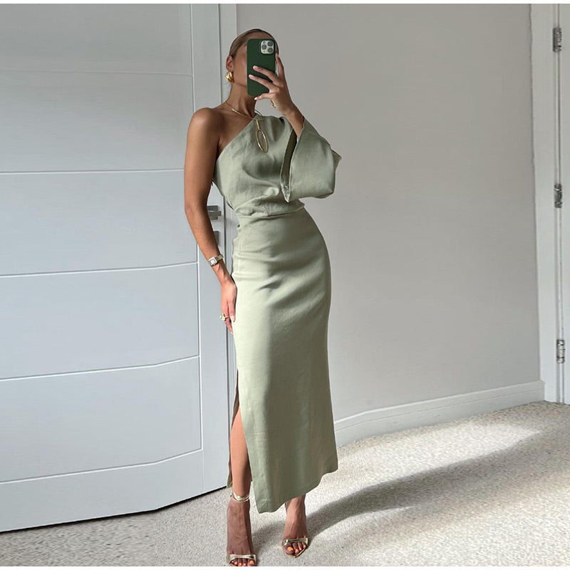 Abito plissettato estivo da donna verde, leggero e fluido. Ideale per eleganza casual e comfort estivo.