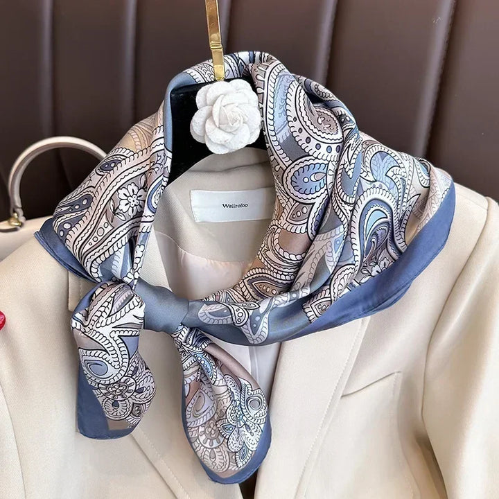 Foulard donna in raso satinato, stampa artistica, chic e leggero.