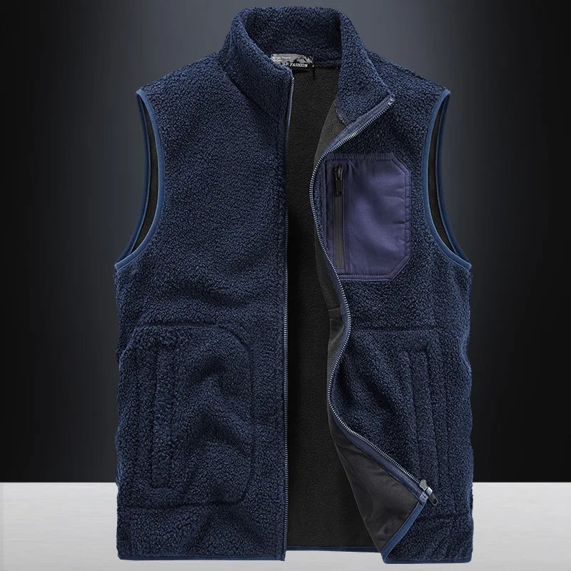 Gilet uomo autunnale versatile, con texture distintiva e tasca utility, ideale per la moda uomo.