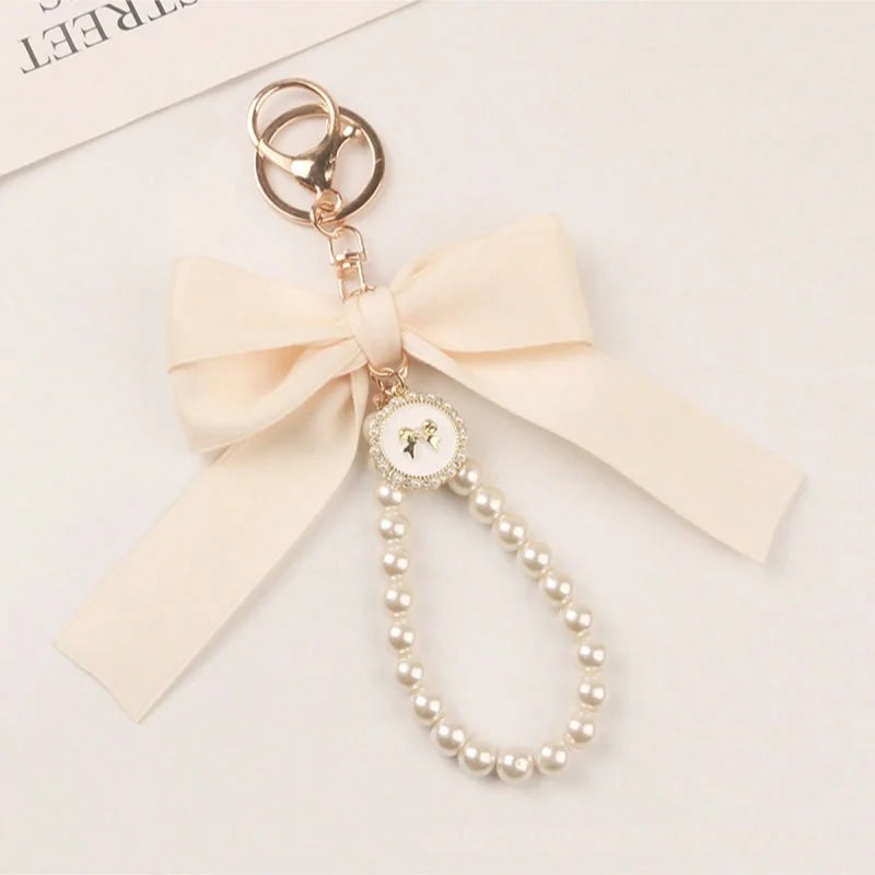 Accessorio essenziale: laccetto telefono donna con perline macaron e fiore, per avere il telefono a portata.