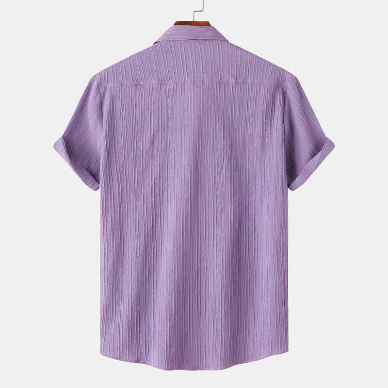 Camicia uomo casual con bottoni e maniche corte. Stile estivo rilassato, ideale per ogni occasione.