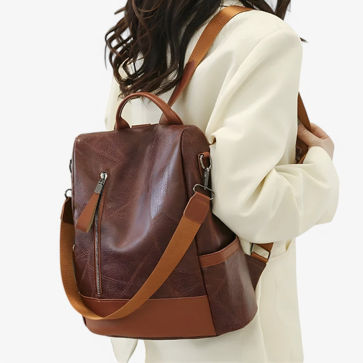 Zaino versatile marrone da donna, elegante per uso quotidiano e comodo come borsa a spalla.