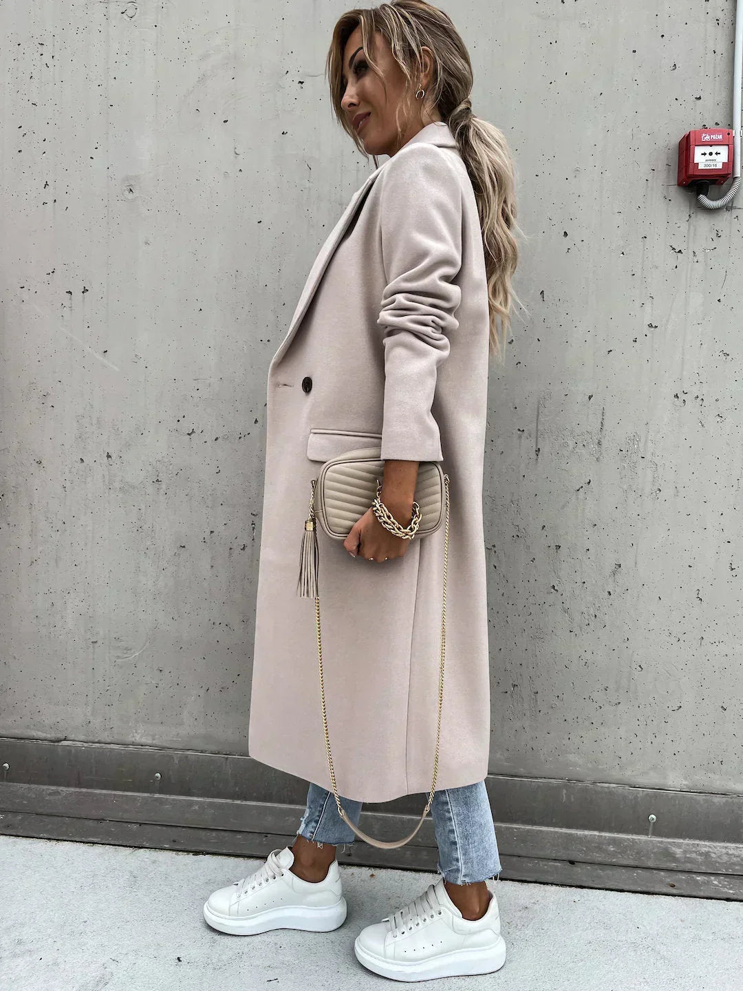 Cappotto elegante donna beige, con cintura per una silhouette raffinata e di tendenza.