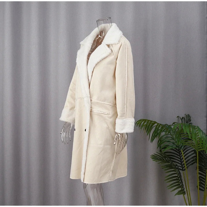 Cappotto invernale lungo da donna, lusso confortevole per giornate fredde ed eleganti.