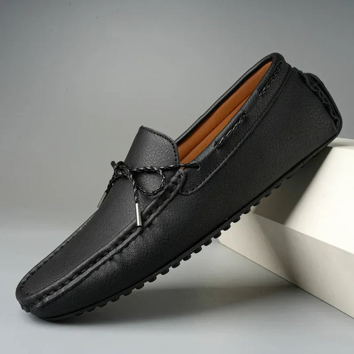 Mocassini uomo con suola flessibile e design slip-on, perfetti per comfort quotidiano e look casual-elegante.
