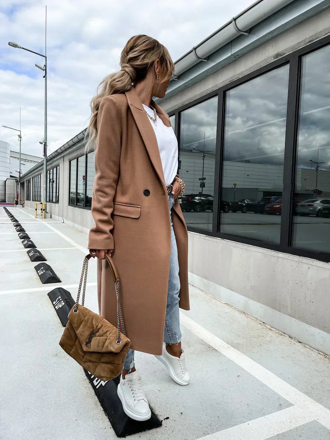 Cappotto nero lungo da donna, classico e di tendenza, perfetto per ogni occasione.