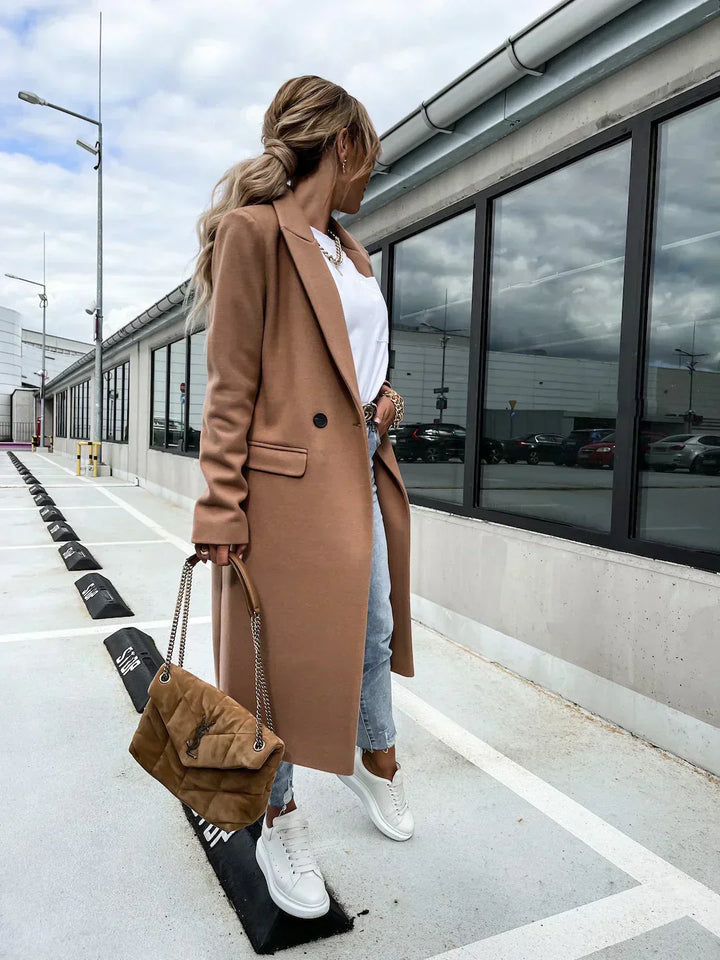 Cappotto nero lungo da donna, classico e di tendenza, perfetto per ogni occasione.