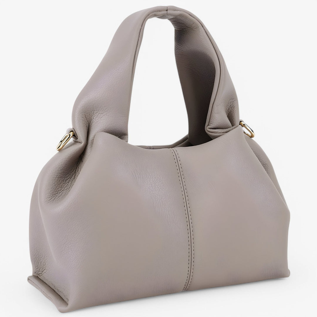Vista frontale della borsa hobo marrone da donna, stile minimalista. Elegante borsa a spalla, accessorio moda versatile.