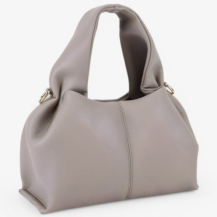 Vista frontale della borsa hobo marrone da donna, stile minimalista. Elegante borsa a spalla, accessorio moda versatile.