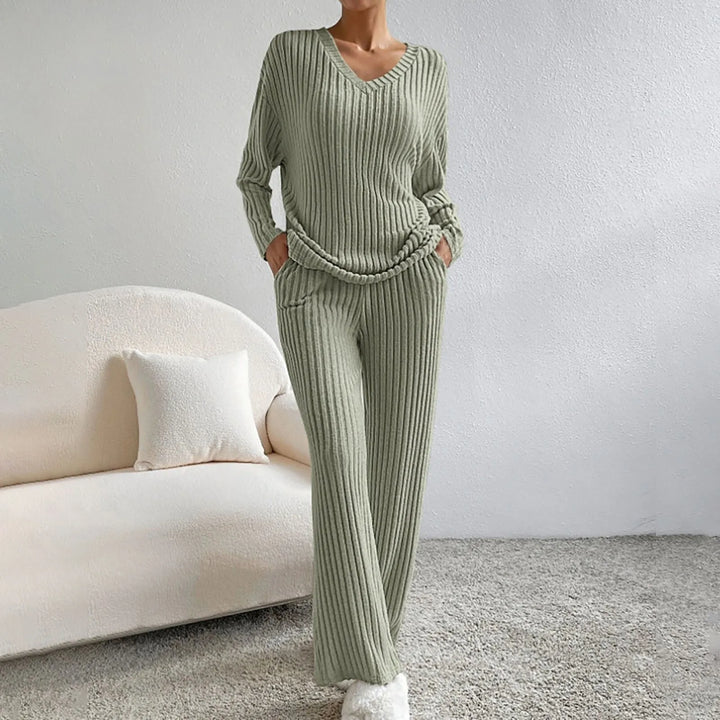 Completo donna in maglia, due pezzi, per un look comodo e alla moda per il tuo relax.
