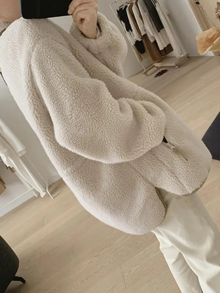 Moderna giacca teddy donna albicocca, un capospalla caldo e trendy per la moda autunnale e invernale.