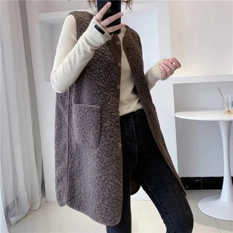 Gilet lungo senza maniche da donna, stile minimalista, ideale per un look sofisticato e caldo in lana.