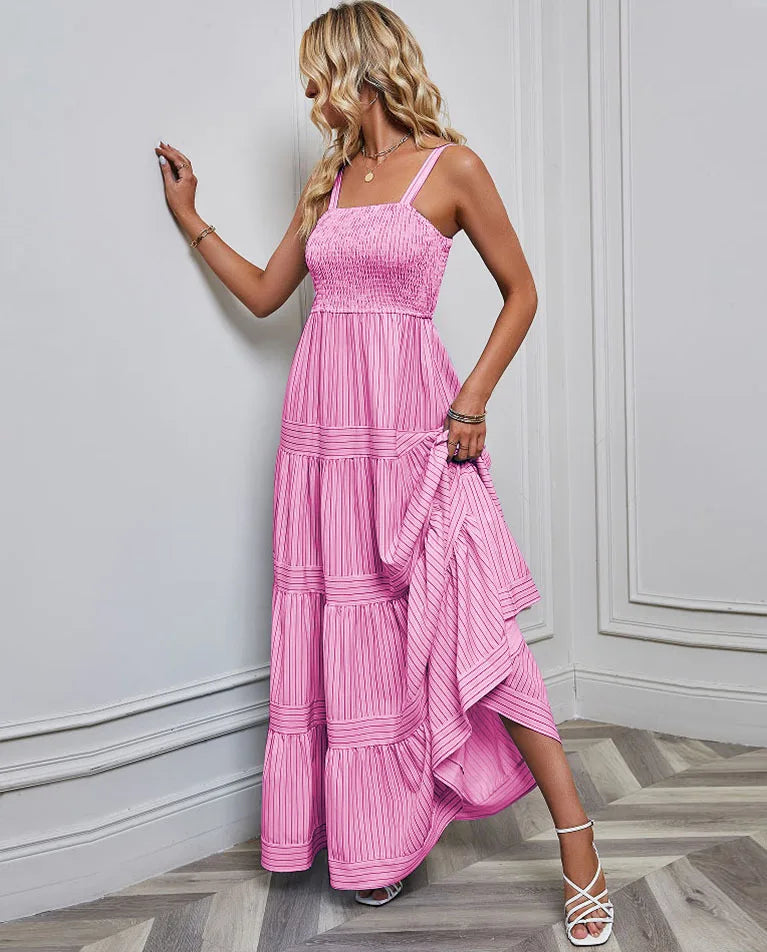 Abito donna lungo per l'estate, con spalline sottili e design arricciato. Comfort e stile per le tue vacanze.