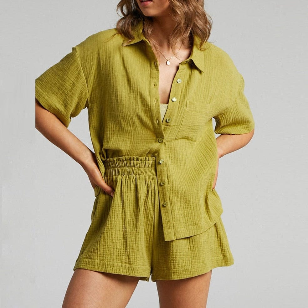 Completo donna due pezzi estivo: camicetta leggera e pantaloncini vita alta casual, ideale per il viaggio.