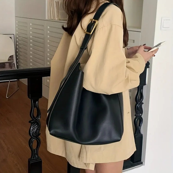 Interno spazioso della borsa shopper da donna marrone, con tasche organizzative per gli accessori essenziali.