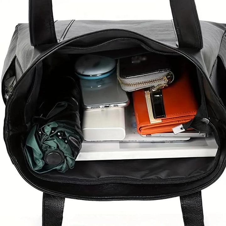 Modella con borsa tote classica marrone, borsa a spalla comoda e capiente per la donna moderna.