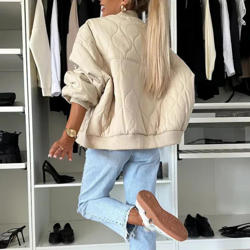 Bomber donna elegante, perfetto per un look casual versatile. Giacca foderata di tendenza per primavera e autunno.