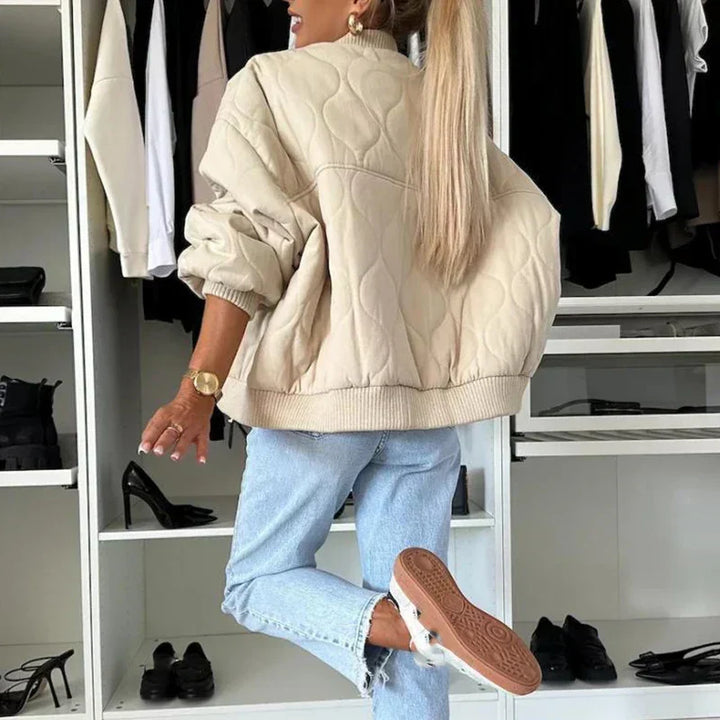 Bomber donna elegante, perfetto per un look casual versatile. Giacca foderata di tendenza per primavera e autunno.
