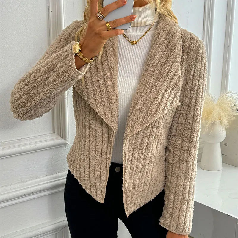 Gilet donna color beige, tessuto a costine. Morbido e confortevole per abbigliamento casual quotidiano.