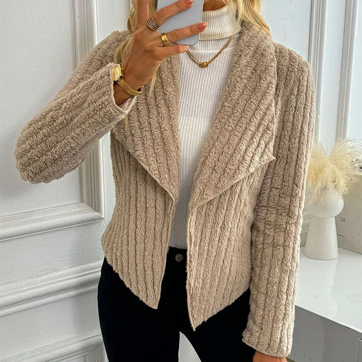 Gilet donna color beige, tessuto a costine. Morbido e confortevole per abbigliamento casual quotidiano.