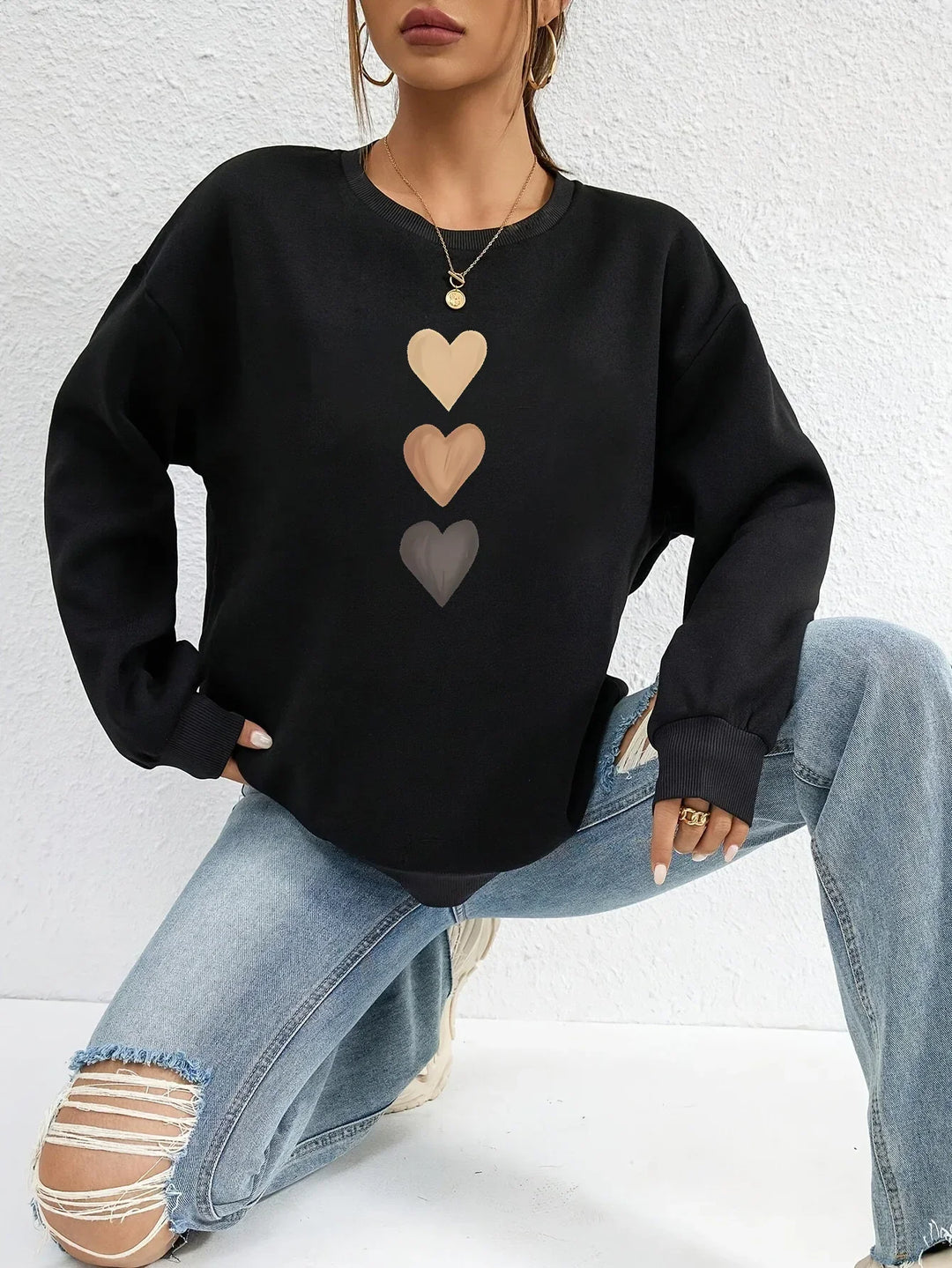 Felpa donna casual con stampa cuore per look quotidiano e comfort chic.