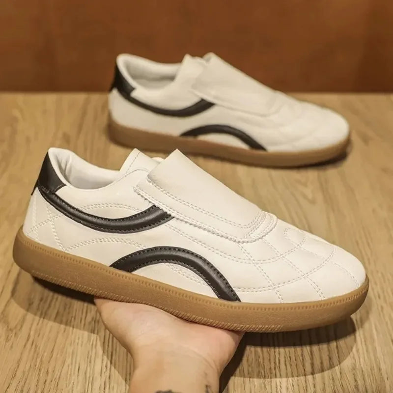 Scarpe sneakers uomo bianche e nere alla moda con lacci, perfette per un look casual quotidiano e massimo comfort.