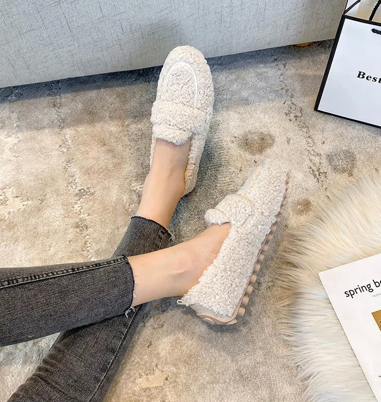 Scarpe basse donna invernali slip-on, offrono calore e comfort per un look casual elegante.