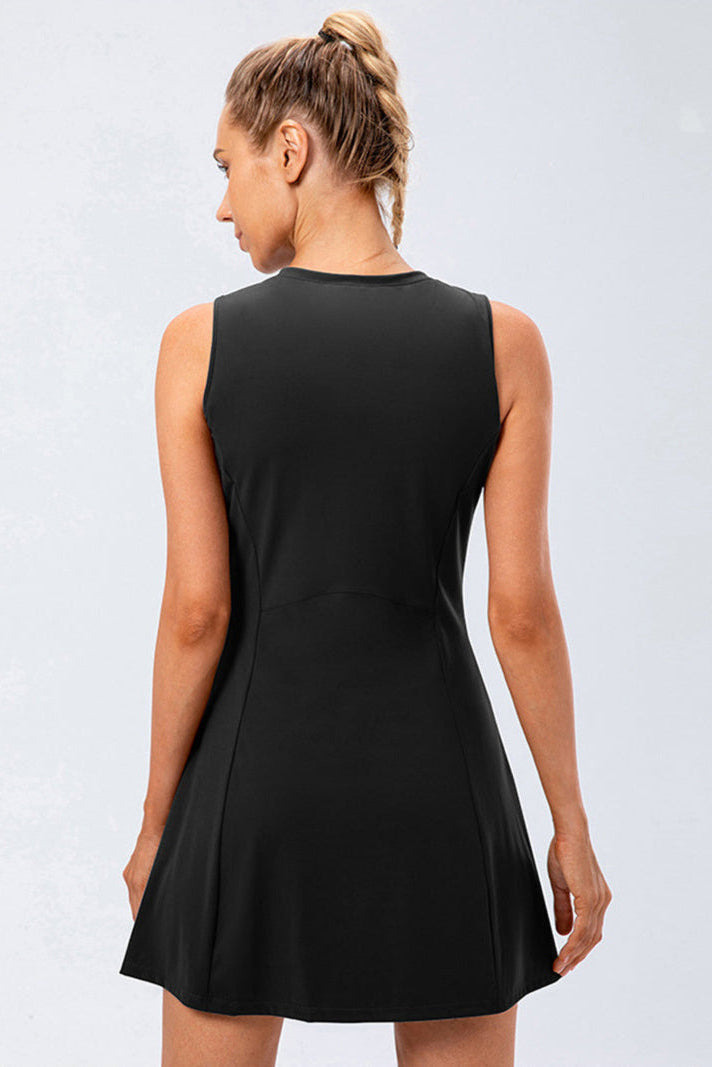 Moda tennis: abito corto donna, senza maniche, con shorts integrati per un look sportivo e chic.