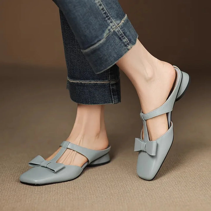 Primo piano: mule donna eleganti con fiocco decorativo, tacco largo e punta quadrata. Moda donna estiva.
