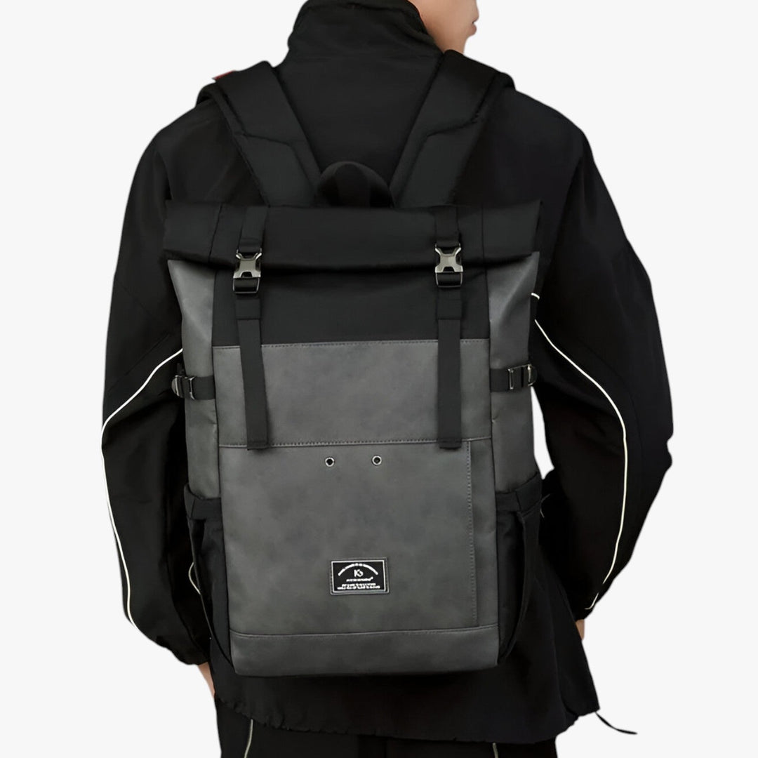 Borsa zaino uomo in tessuto con organizer interno, perfetto per viaggi e uso quotidiano.