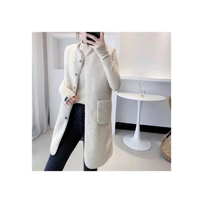 Caldo gilet lungo da donna in misto lana, design minimalista e senza maniche, per comfort ed eleganza.