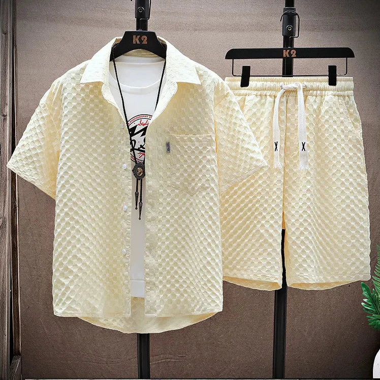 Due pezzi uomo estivo con texture nido d'ape, maglia leggera e shorts per massimo comfort e stile casual.
