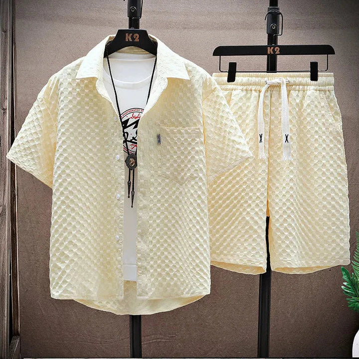 Due pezzi uomo estivo con texture nido d'ape, maglia leggera e shorts per massimo comfort e stile casual.