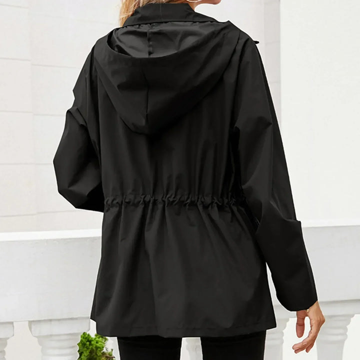 Moderna giacca leggera da donna con zip. Perfetta per abbigliamento sportivo e stile casual urbano.