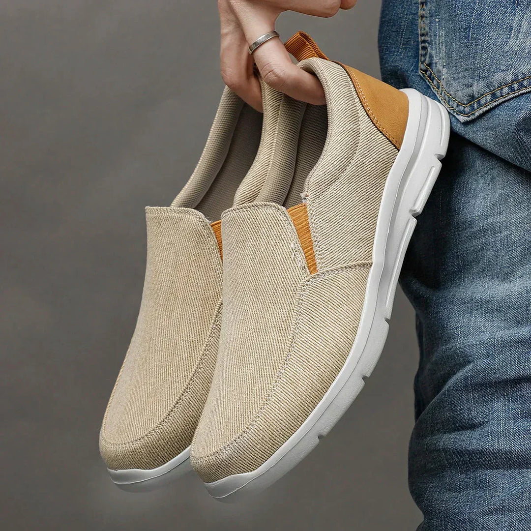 Sneakers uomo casual senza lacci con comfort ammortizzato per stile quotidiano.