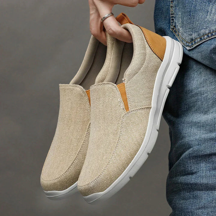 Sneakers uomo casual senza lacci con comfort ammortizzato per stile quotidiano.