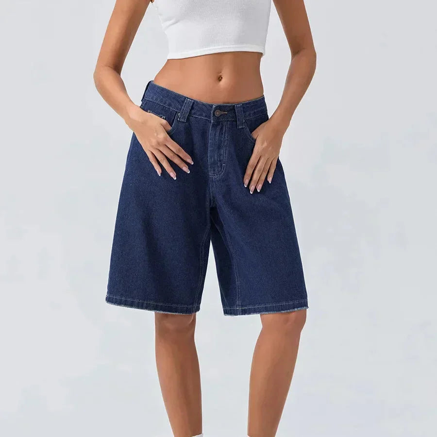 Shorts donna stilosi a vita bassa, look vintage che combina moda e comfort estivo.