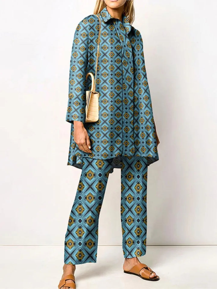Outfit donna completo due pezzi vintage, camicetta con scollo e pantaloni classici. Look elegante per ogni occasione.