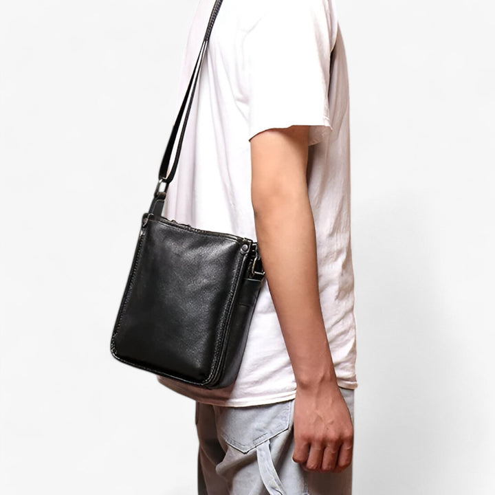 Elegante borsa a tracolla uomo nera, design verticale in ecopelle sintetica, perfetta per ogni occasione.