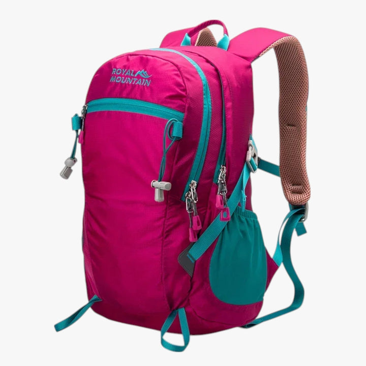 Uomo con zaino da trekking sportivo, vano laptop, in ambiente montano. Perfetto per escursioni e avventure outdoor.
