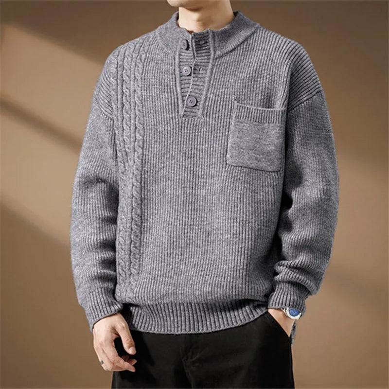 Maglia uomo Henley con bottoni e taschino, lavorazione a treccia, versatile per look casual ed elegante.