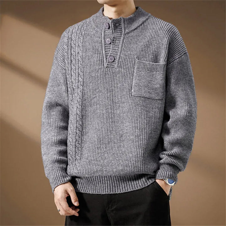 Maglia uomo Henley con bottoni e taschino, lavorazione a treccia, versatile per look casual ed elegante.