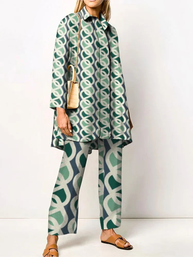 Completo donna due pezzi vintage, camicetta e pantaloni eleganti. Stile retrò per la moda femminile di primavera.