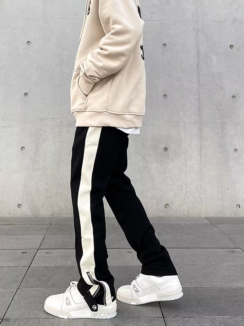 Pantaloni uomo dritti in tessuto confortevole, stile streetwear, con banda laterale e vita elasticizzata.