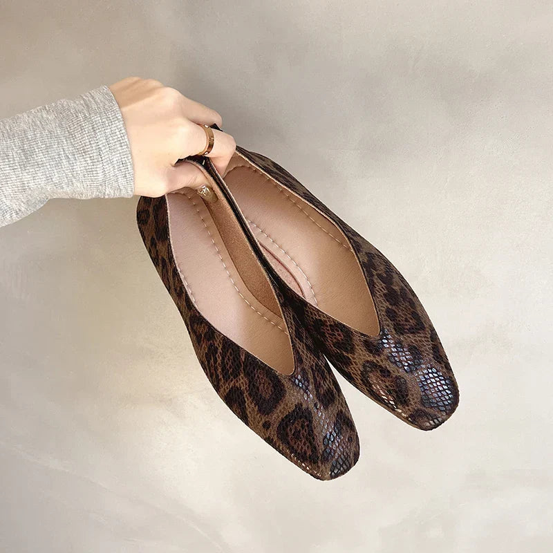 Ballerine donna leopardate slip-on, scarpe comode e piatte per un tocco elegante e casual.
