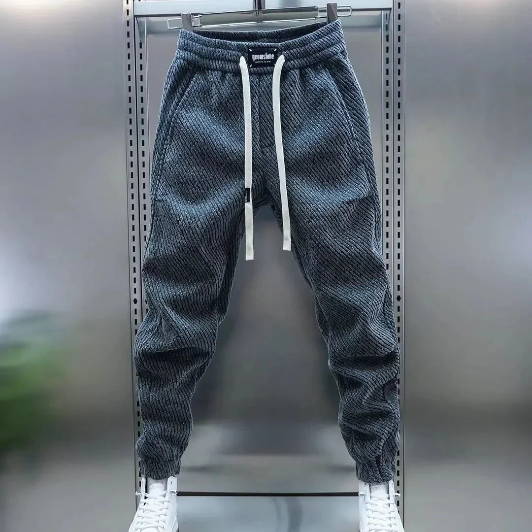 Modello slim fit per questi pantaloni casual uomo a fantasia. Vita elasticizzata per comfort e stile moderno.