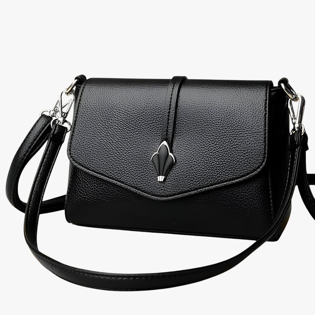 Borsa a tracolla donna con patta, design elegante e compatta, perfetta per un look quotidiano o da viaggio.