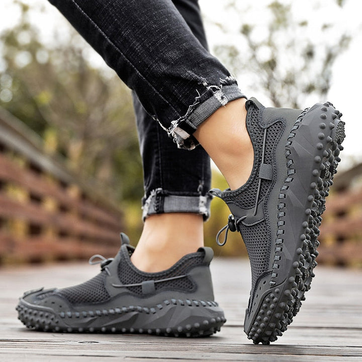 Dettaglio sneakers trekking uomo: robusta tomaia e suola leggera, per comfort e prestazioni outdoor.