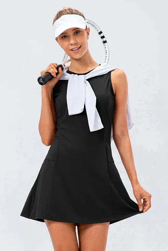 Abito tennis donna, focalizzato sulla performance, senza maniche, con shorts integrati e tasche.